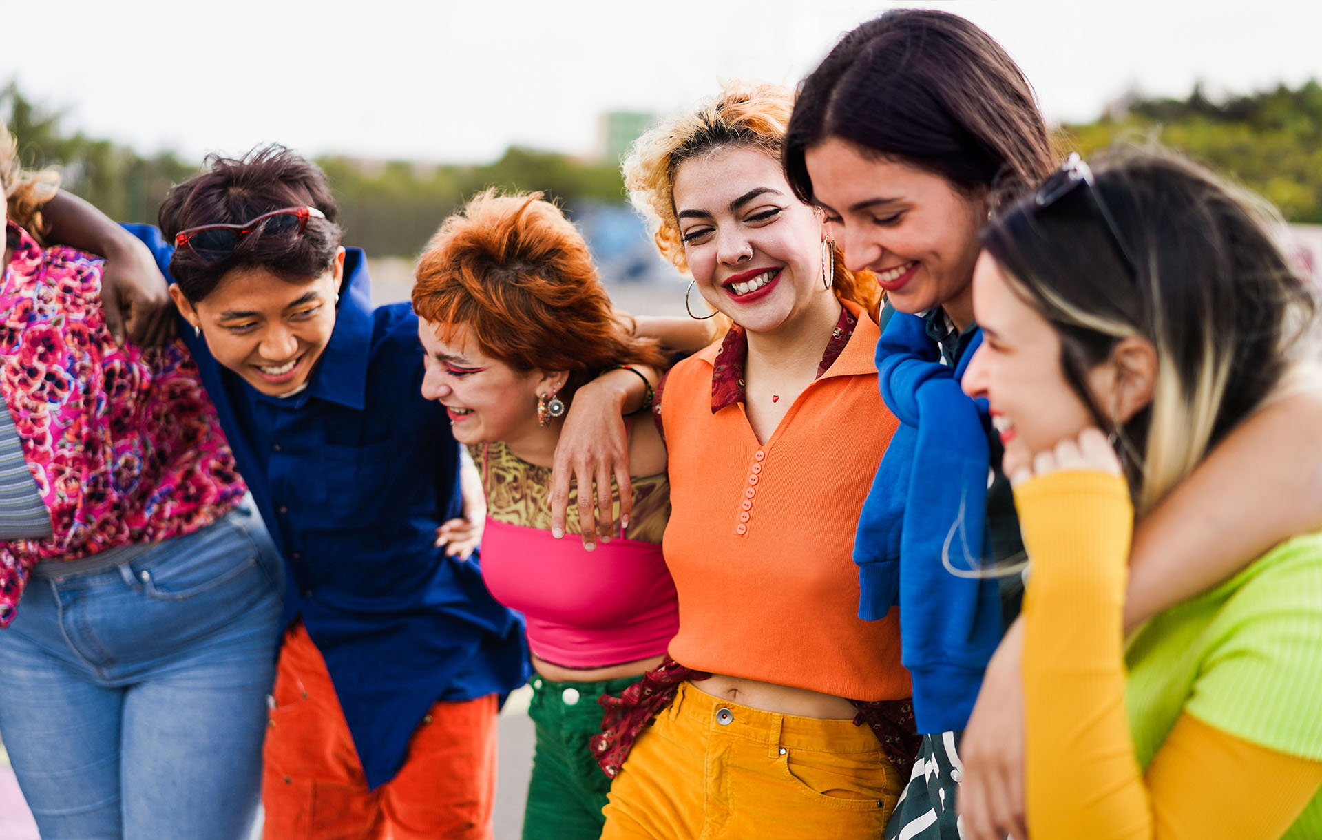 Kvinnor och unga tjejer i workshop